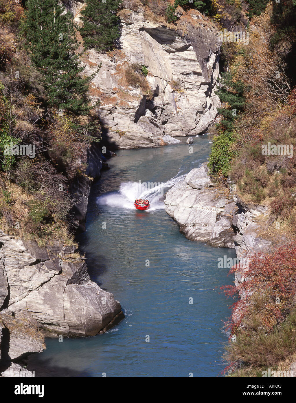 Le Shotover Jet à travers le canyon de la rivière Shotover, Queenstown, Région de l'Otago, île du Sud, Nouvelle-Zélande Banque D'Images