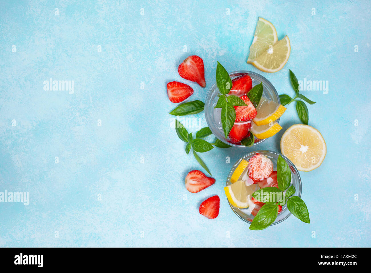 Basilic fraise dans un verre de limonade, de fraises fraîches, basilic sur fond bleu Banque D'Images