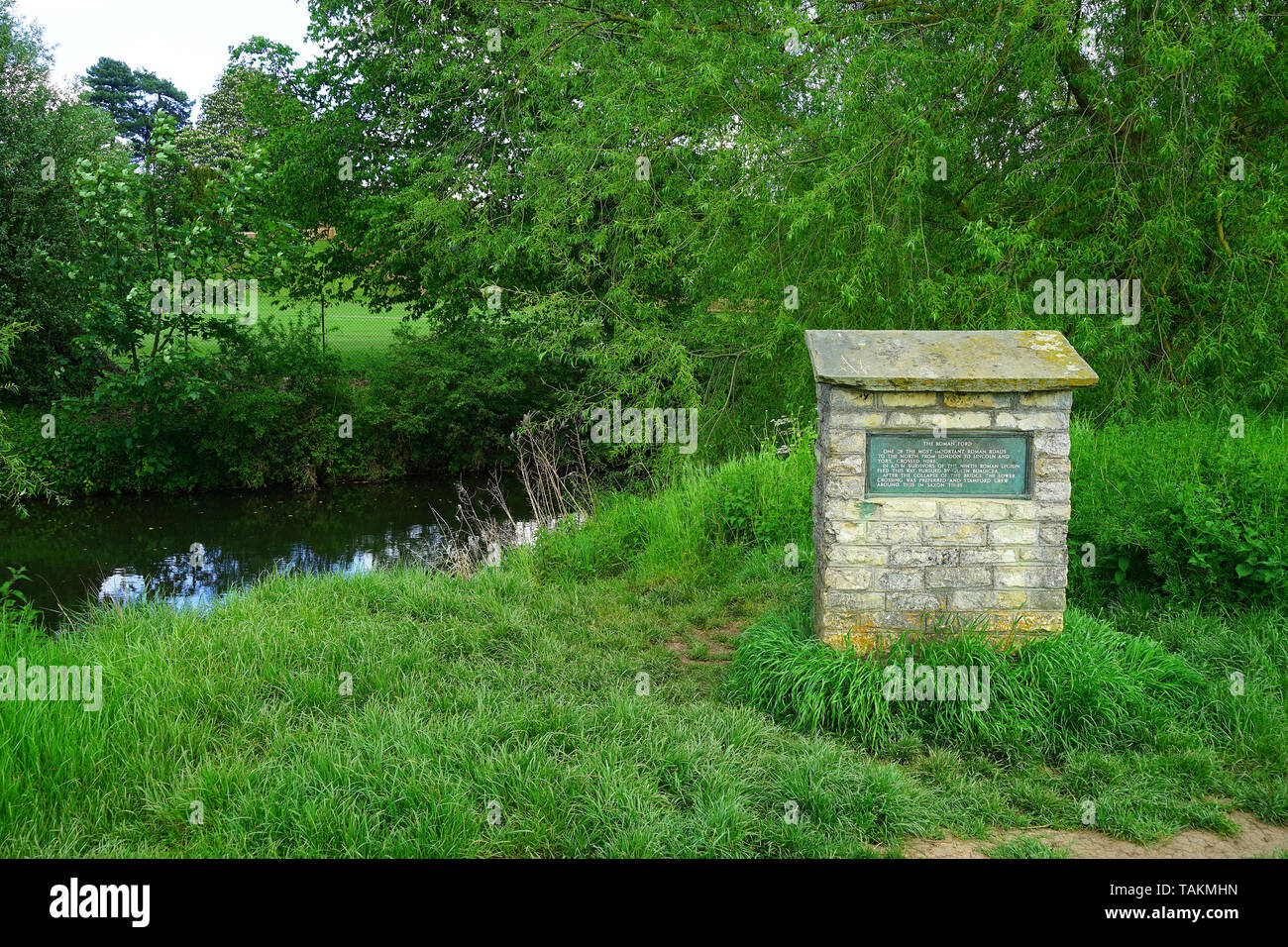 Monument indiquant la Ford près de Stamford où la voie romaine Ermine Street traversé la rivière Welland. Banque D'Images