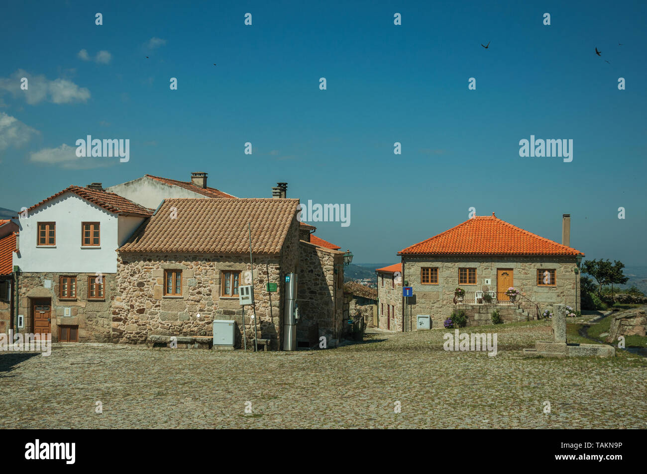 Vieilles maisons rustiques en pierre en face de la place pavée à Linhares da Beira. Un hameau médiéval à l'architecture unique dans l'est du Portugal. Banque D'Images