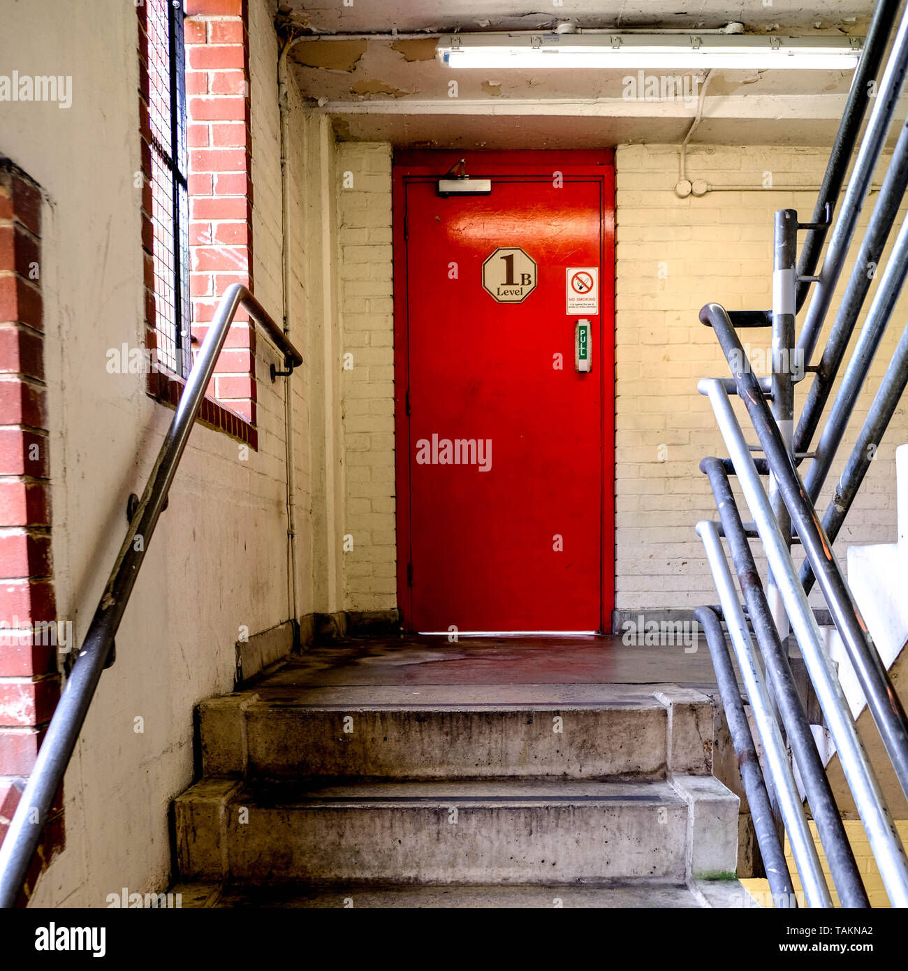 Rouge d'urgence interne porte coupe-feu en haut d'un escalier en béton  Photo Stock - Alamy