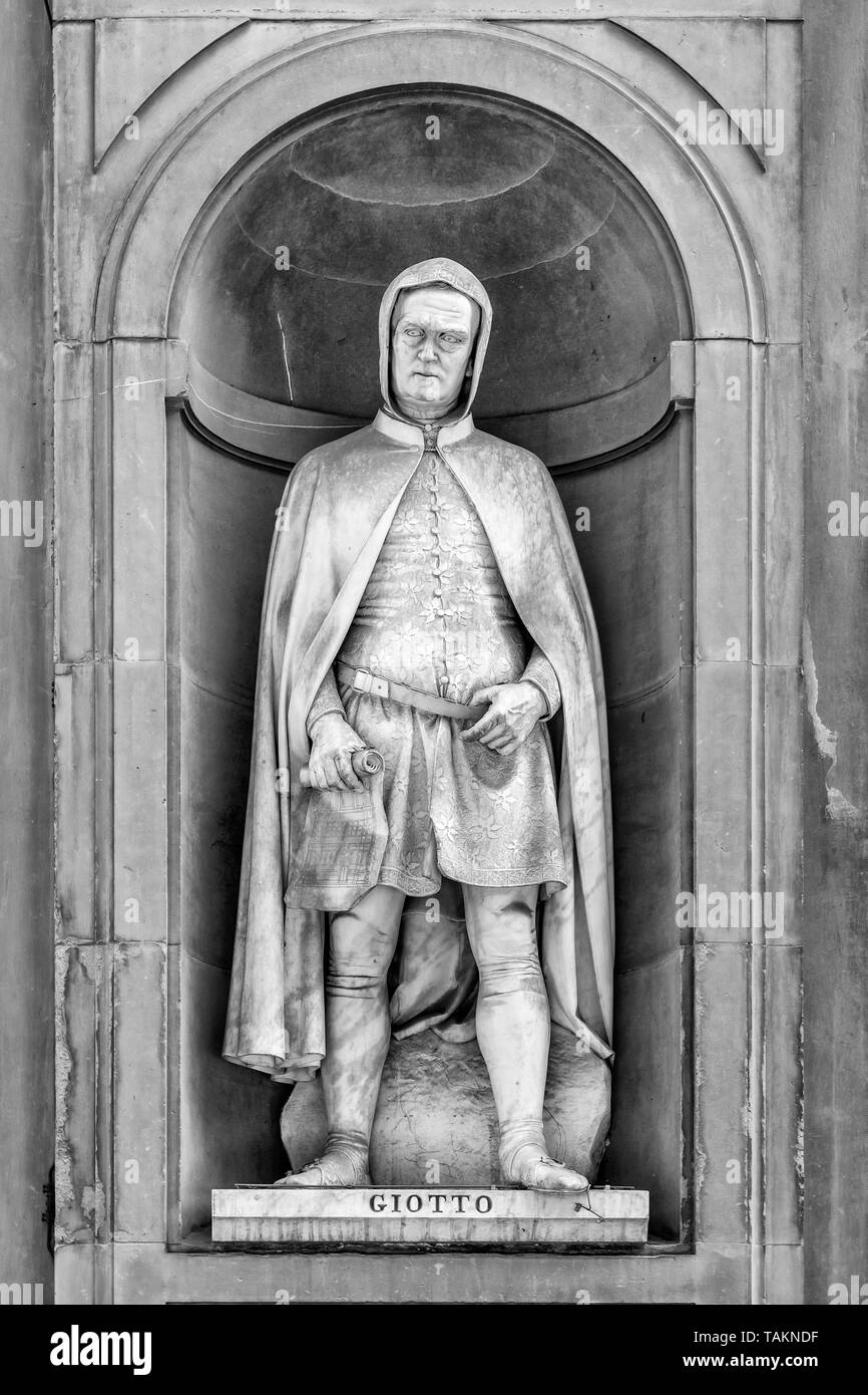 Statue de Giotto di Bondone, à l'extérieur de la galerie des Offices à Florence. Banque D'Images