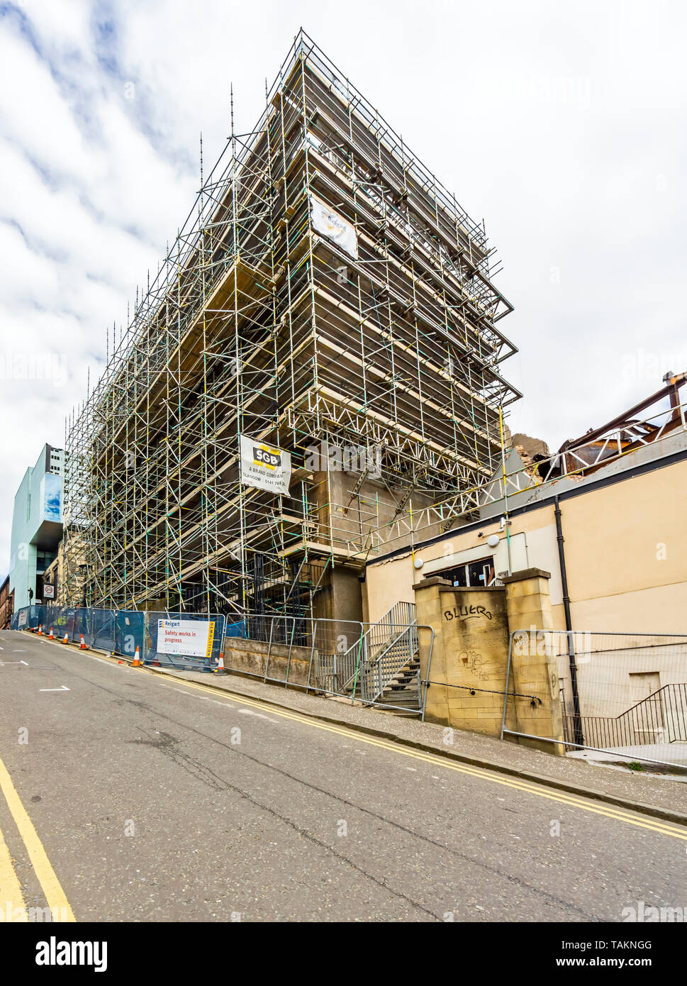 Glasgow School of Art Mackintosh bâtiment visé dans l'échafaudage après le deuxième incendie en juin 2018 Glasgow Scotland UK ici vu de la rue Scott Banque D'Images
