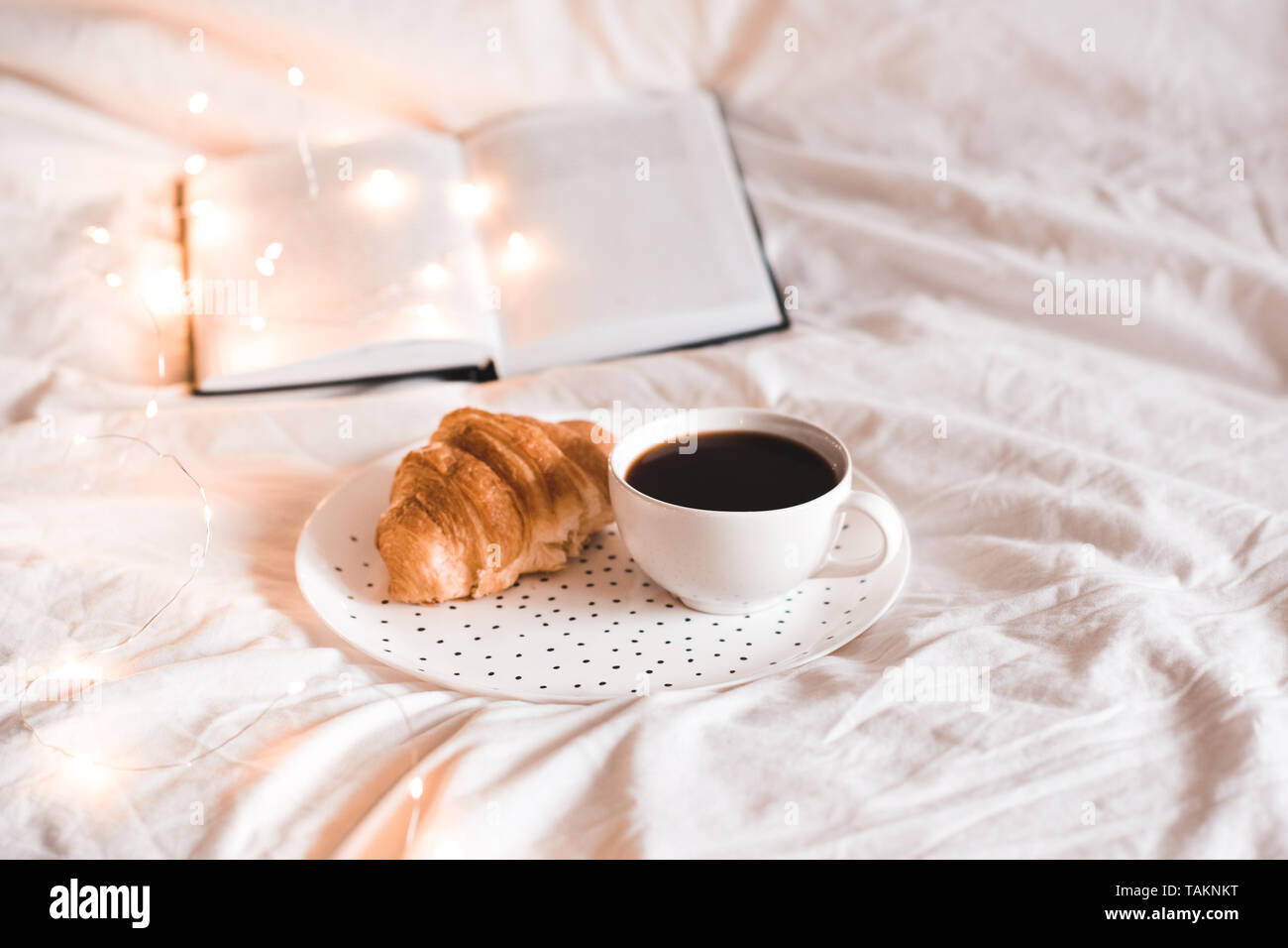 Photo libre de droit de Plateau Petit Déjeuner Au Lit Mode De Vie