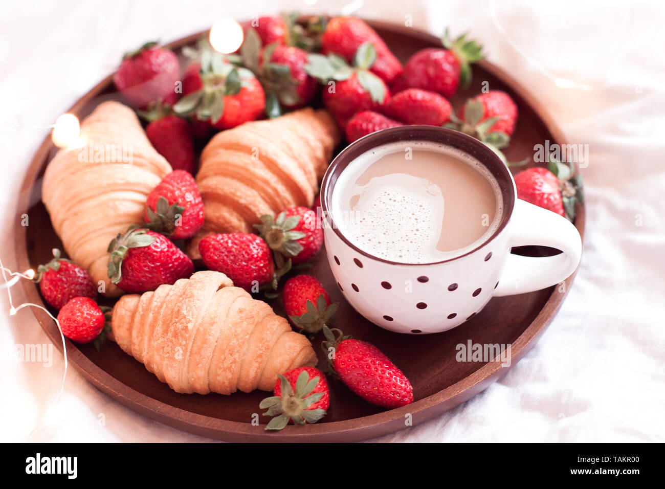 Aspects du mois d'Avril - Page 13 Delicieux-petit-dejeuner-avec-cafe-et-gateaux-aux-fraises-libre-l-alimentation-saine-takr00