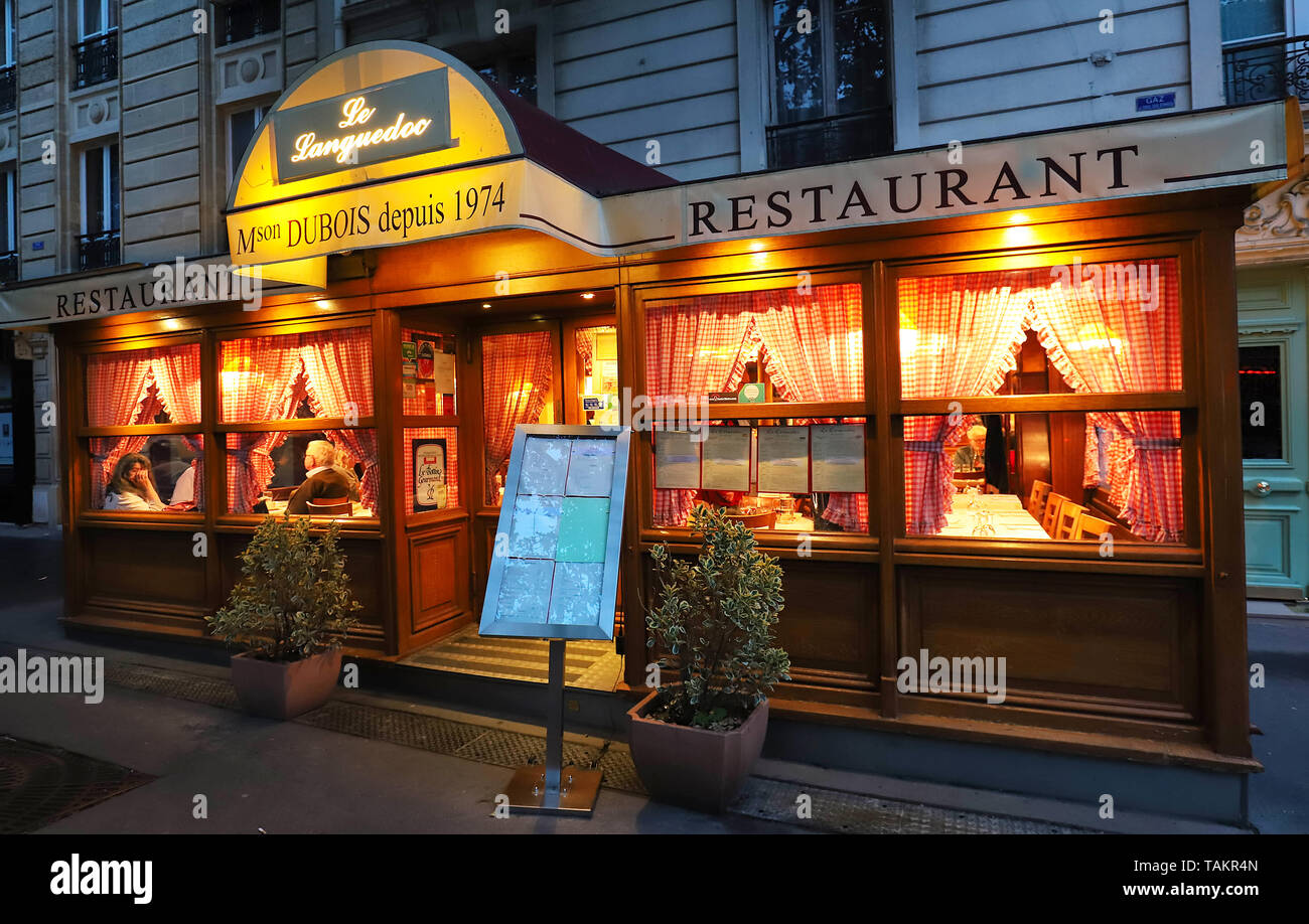 Paris , 19, 2019 France-May : Le Languedoc est restaurant traditionnel français situé sur le Boulevard de Port Royal à Paris. Banque D'Images