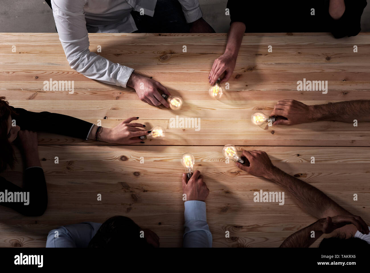 Le travail d'équipe et de remue-méninges avec les hommes d'affaires que concept partager une idée avec une lampe. Concept de startup Banque D'Images