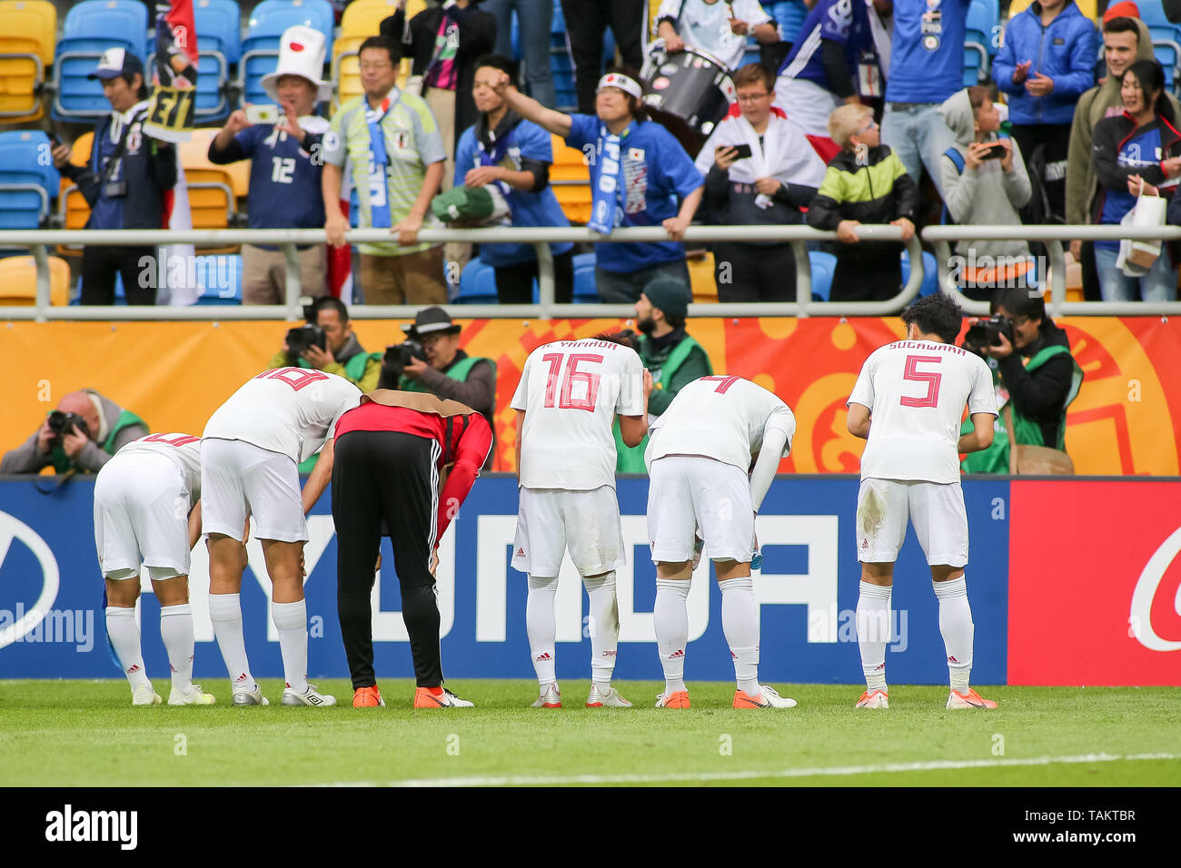 Stade de Gdynia, Gdynia, Pologne - 26 mai, 2019 : Mitsuki Saito (c), Taichi Hara, Kota Yamada, Ayumu Seko, Yukinari Sugawara du Japon sont considérés s'inclinant devant le Japon fans après la Coupe du Monde U-20 de la FIFA match entre le Mexique et le Japon (GROUPE B) à Gdynia. (Score final ; Mexique 0:3 Japon) Banque D'Images