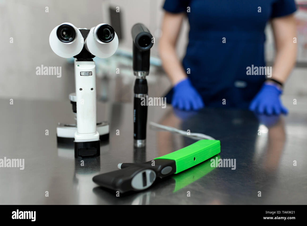 Professionnel médical ophtalmologiste des outils comme lampe à fente, tonomètre ophthalmoscope, poser sur la table de métal. Banque D'Images