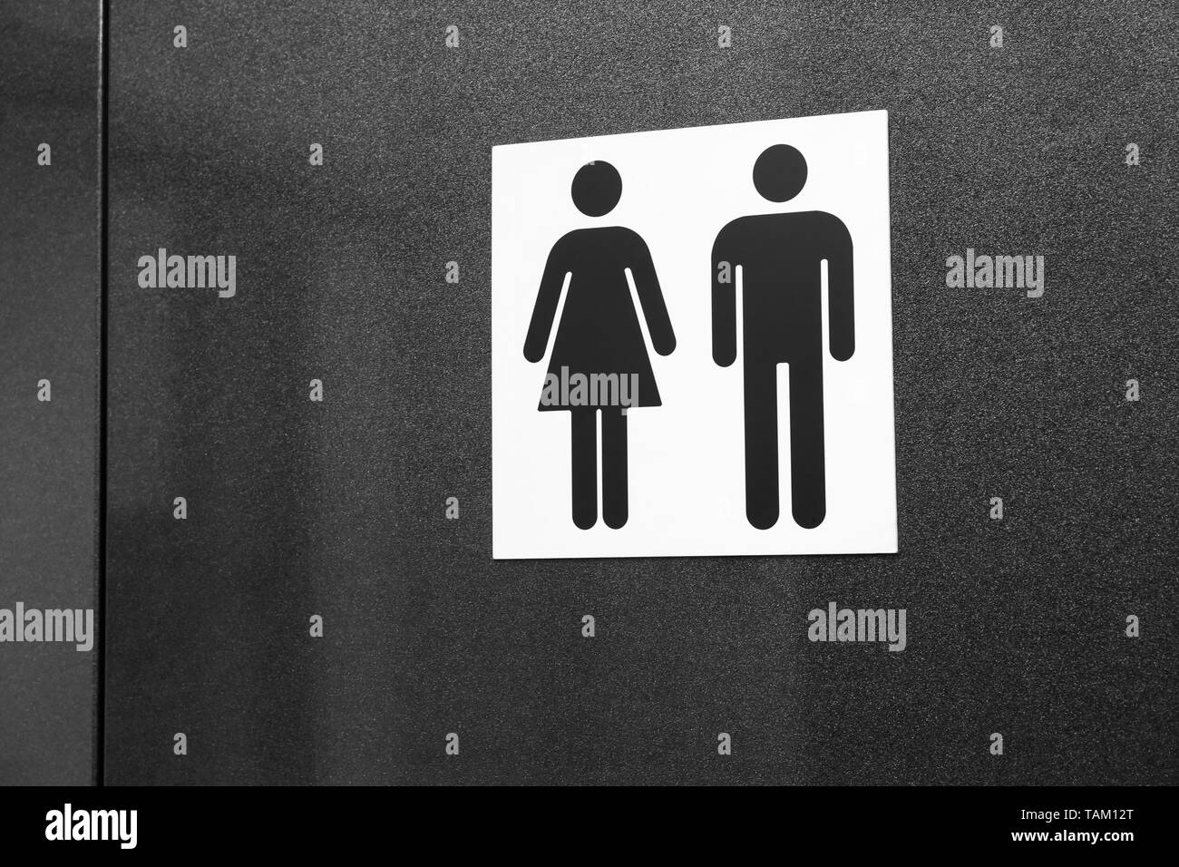 Toilettes signe avec chiffres masculins et féminins sur fond sombre Banque D'Images