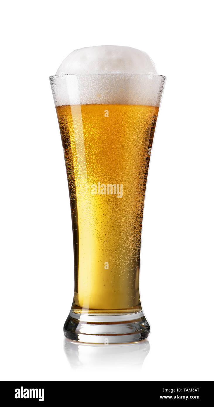 La bière dans le verre avec de la mousse et des bulles isolé sur fond blanc Banque D'Images