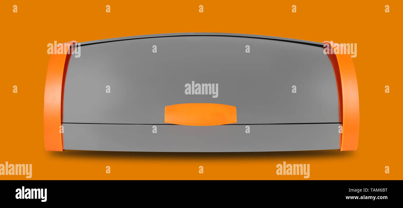 Capacités - Cuisine boîte à pain en aluminium orange sur les côtés sur un fond orange. Isolé Banque D'Images