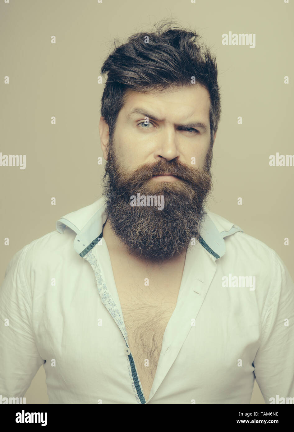 Homme barbu brutal hipster close up. Comment cultiver une grande barbe.  Façons d'optimiser vos cheveux faciaux. Le toilettage de la barbe n'a  jamais été aussi facile. Trucs et astuces soins de la