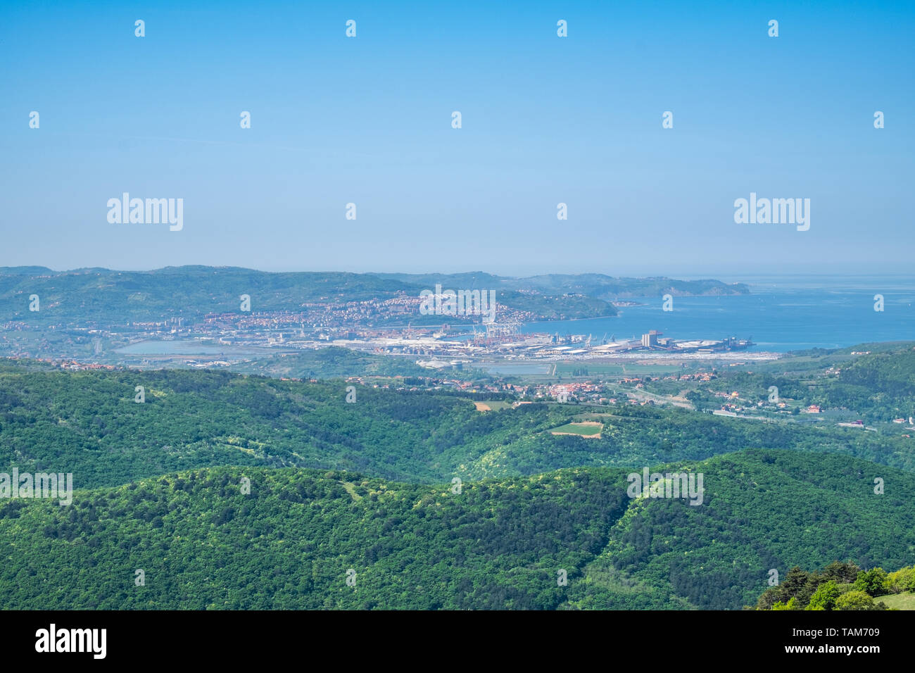 Vue panoramique du château de Socerb dans la Slovénie à la mer Adriatique avec baie de ville Koper en Slovénie, Europe Banque D'Images
