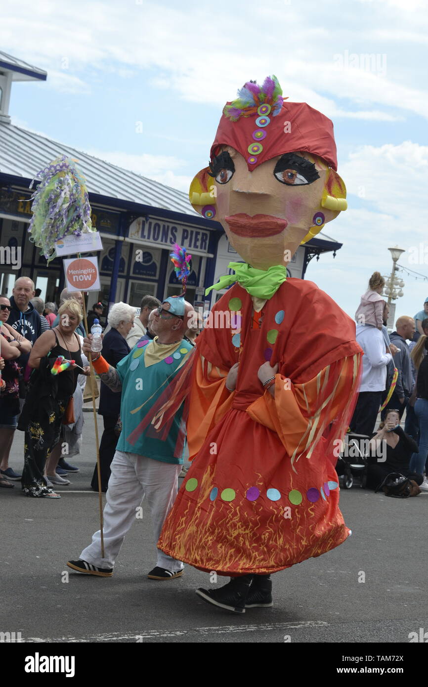 Marionnettes géantes à Eastbourne Sunshine Carnival, Sussex, England, UK. Maison de 2019 de la Banque peut Banque D'Images