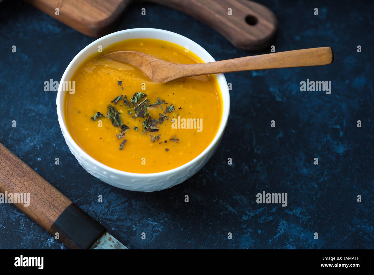 Crème de potiron soupe. Potage frais aux herbes sur un arrière-plan, le concept de l'automne. De délicieux aliments sains. Banque D'Images