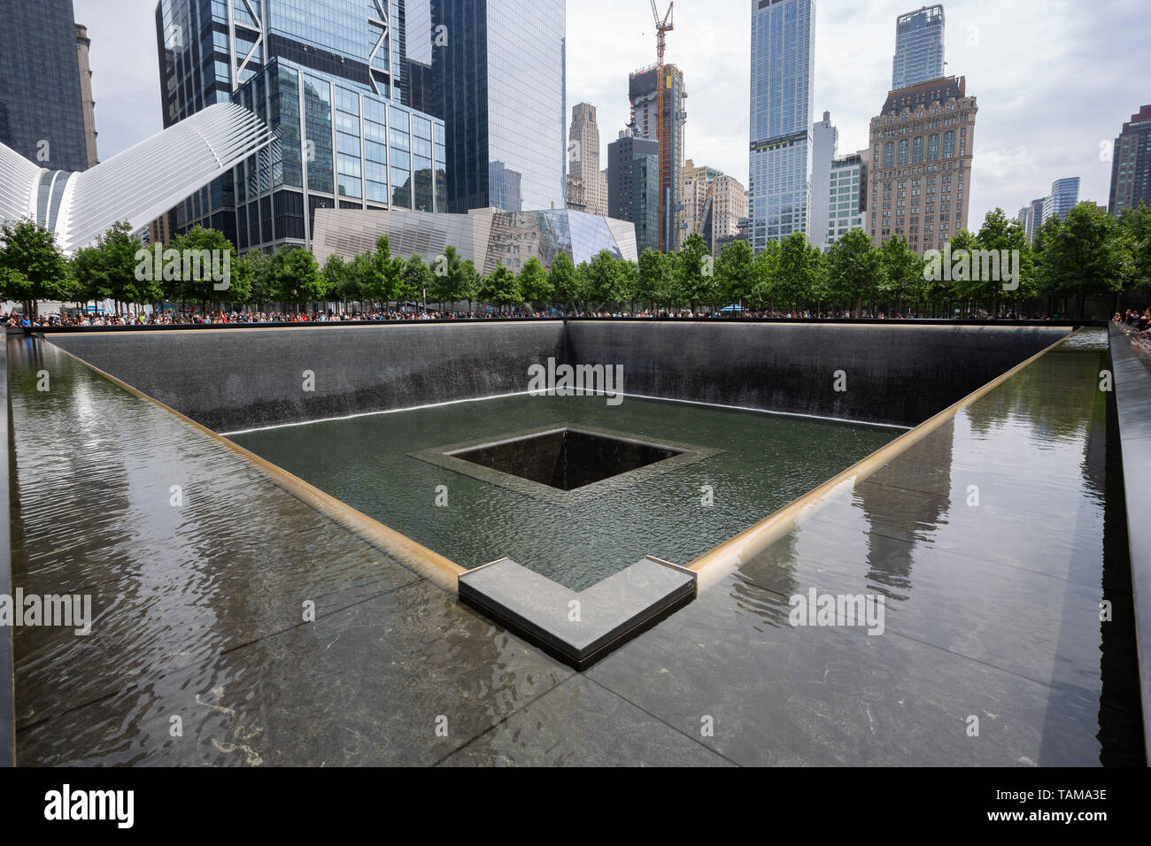 Bassins réfléchissants et cascade au mémorial national du 11 septembre, World Trade Center, Manhattan, New York City, États-Unis. Banque D'Images