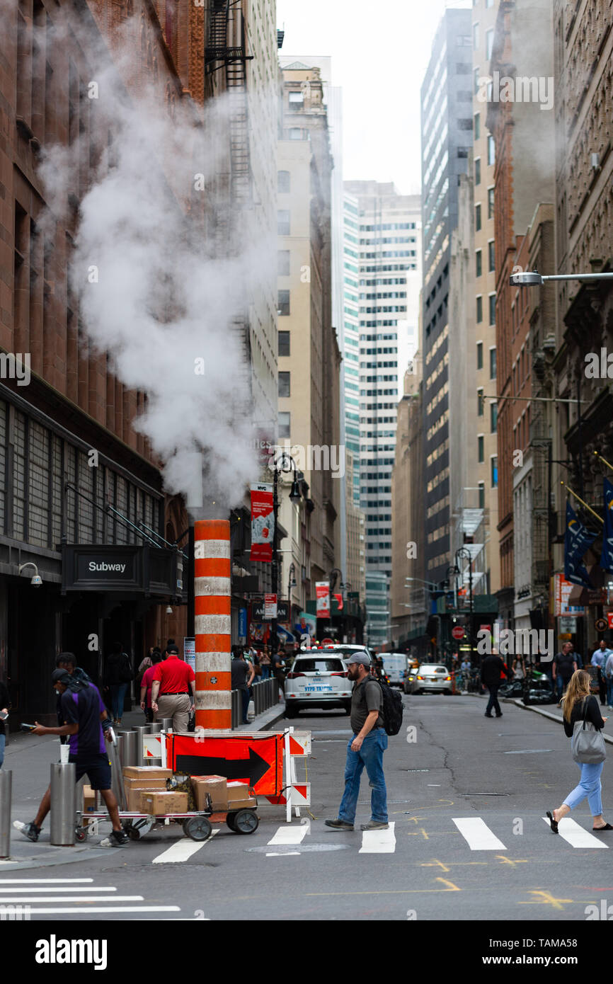 En regardant une rue avec de la vapeur qui sort d'un tuyau - Financial District, Manhattan - New York City Banque D'Images