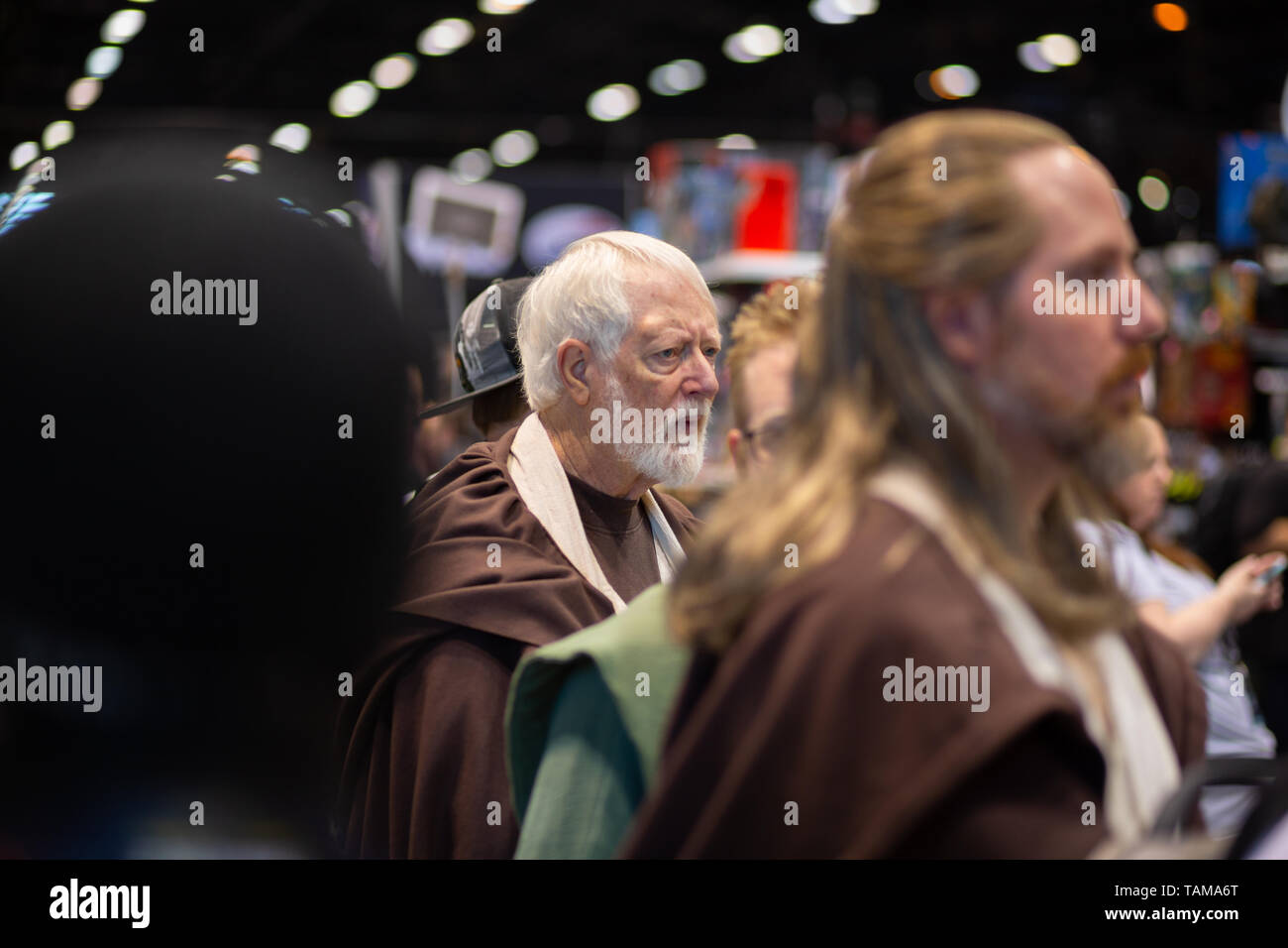 Des hommes habillés en costume comme Obi-Wan Kenobi et Qui-Gon Jinn dans Star Wars Celebration 2019 - Chicago, IL Banque D'Images