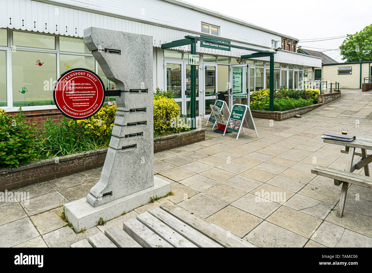 Transports patrimoine fiduciaire signe à Romney, Hythe et Dymchurch light railway station à New Romney Kent England UK Banque D'Images