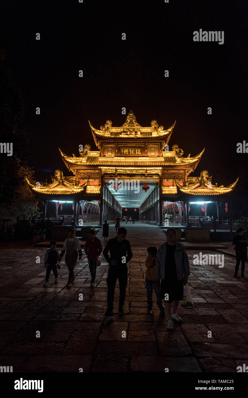 Vue de nuit de la Chine ancienne, embarquement au Qintai Road Historic District, Chengdu, Sichuan, Chine Banque D'Images