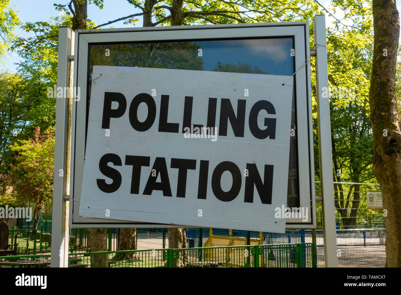 Panneau du bureau de vote devant une école à Bolton Banque D'Images