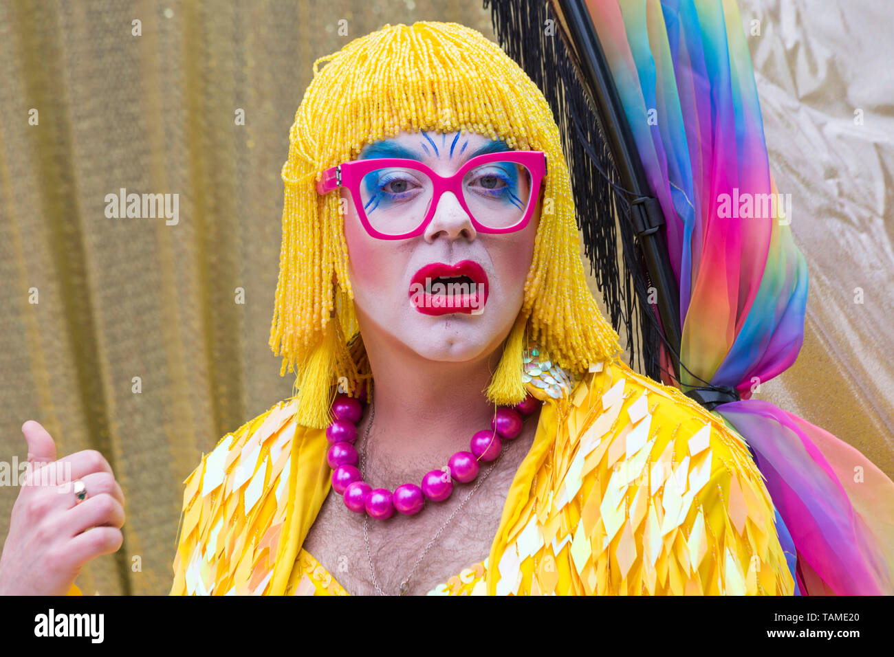 Salisbury, Wiltshire, Royaume-Uni. 26 mai 2019. Une variété de divertissements au Salisbury International Arts Festival pour divertir la foule. Fantabulosa ! Les frontières sont oubliées et tout le monde peut être celui qu'il veut, car certains des plus grands artistes de dragers du Royaume-Uni amusent la foule avec des histoires interactives, des lipsync, des vêtements, des jeux, des chansons et beaucoup de paillettes. Ginny citron. Crédit : Carolyn Jenkins/Alay Live News Banque D'Images