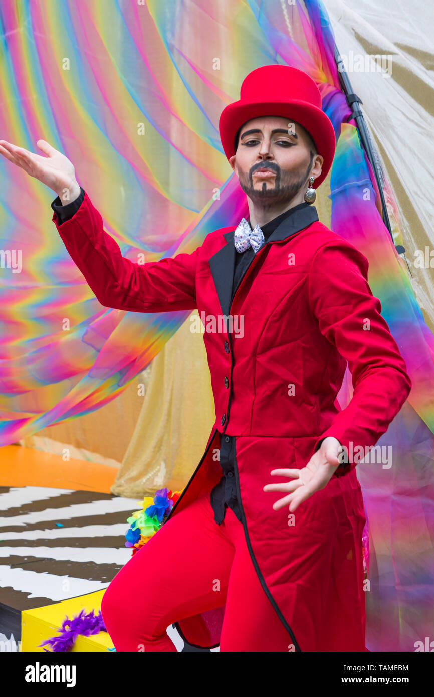 Salisbury, Wiltshire, Royaume-Uni. 26 mai 2019. Une variété de divertissements au Salisbury International Arts Festival pour divertir la foule. Fantabulosa ! Les frontières sont oubliées et tout le monde peut être celui qu'il veut, car certains des plus grands artistes de dragers du Royaume-Uni amusent la foule avec des histoires interactives, des lipsync, des vêtements, des jeux, des chansons et beaucoup de paillettes. Argent Sammy. Crédit : Carolyn Jenkins/Alay Live News Banque D'Images