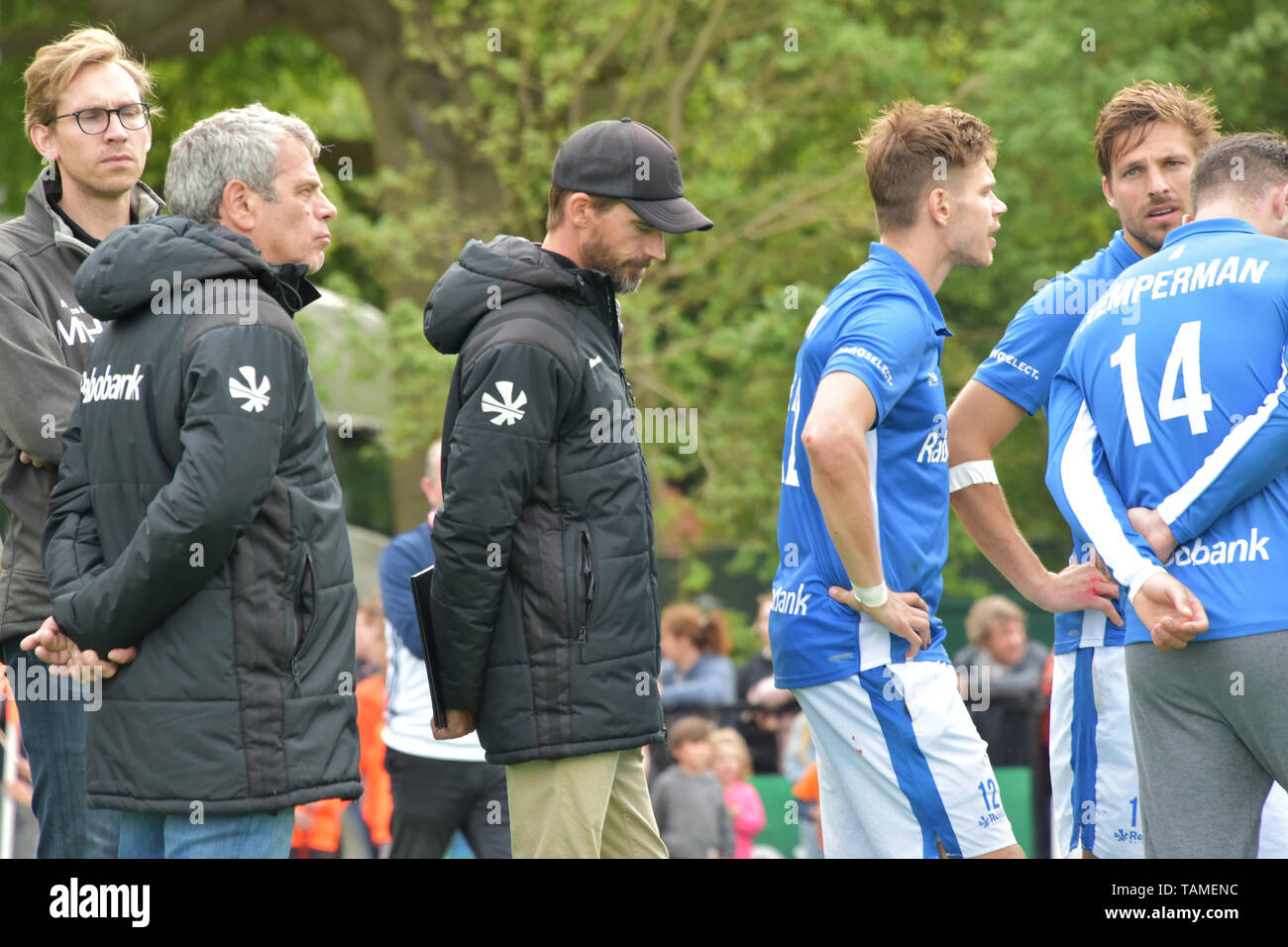 BLOEMENDAAL, 26-05-2019, Alexander Cox, Sander de Wijn, Kemperman, au cours de la Premier League séries éliminatoires de hockey finale vs Kampong Bloemendaal Banque D'Images