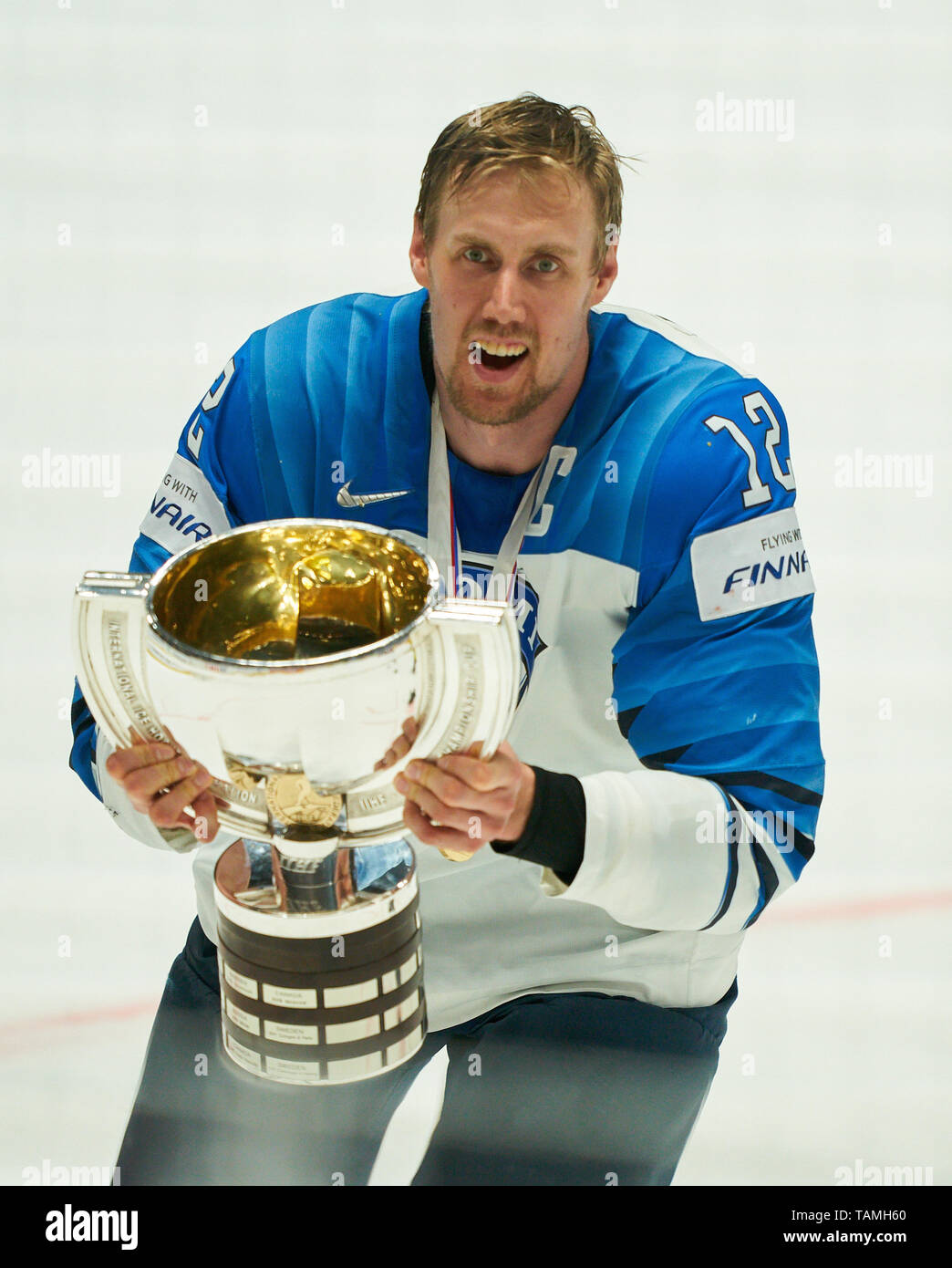 Bratislava, Slovaquie. 26 mai, 2019. La Finlande a remporté le titre et fêter : Marko ANTTILA, FIN 12 avec trophée, pott CANADA - FINLANDE 1-3 Kanada - Finlande dernier Championnat du Monde de Hockey Championships à Bratislava, Slovaquie, Slovaquie, 26 mai 2019, de la saison 2018/2019, le Crédit : Peter Schatz/Alamy Live News Banque D'Images