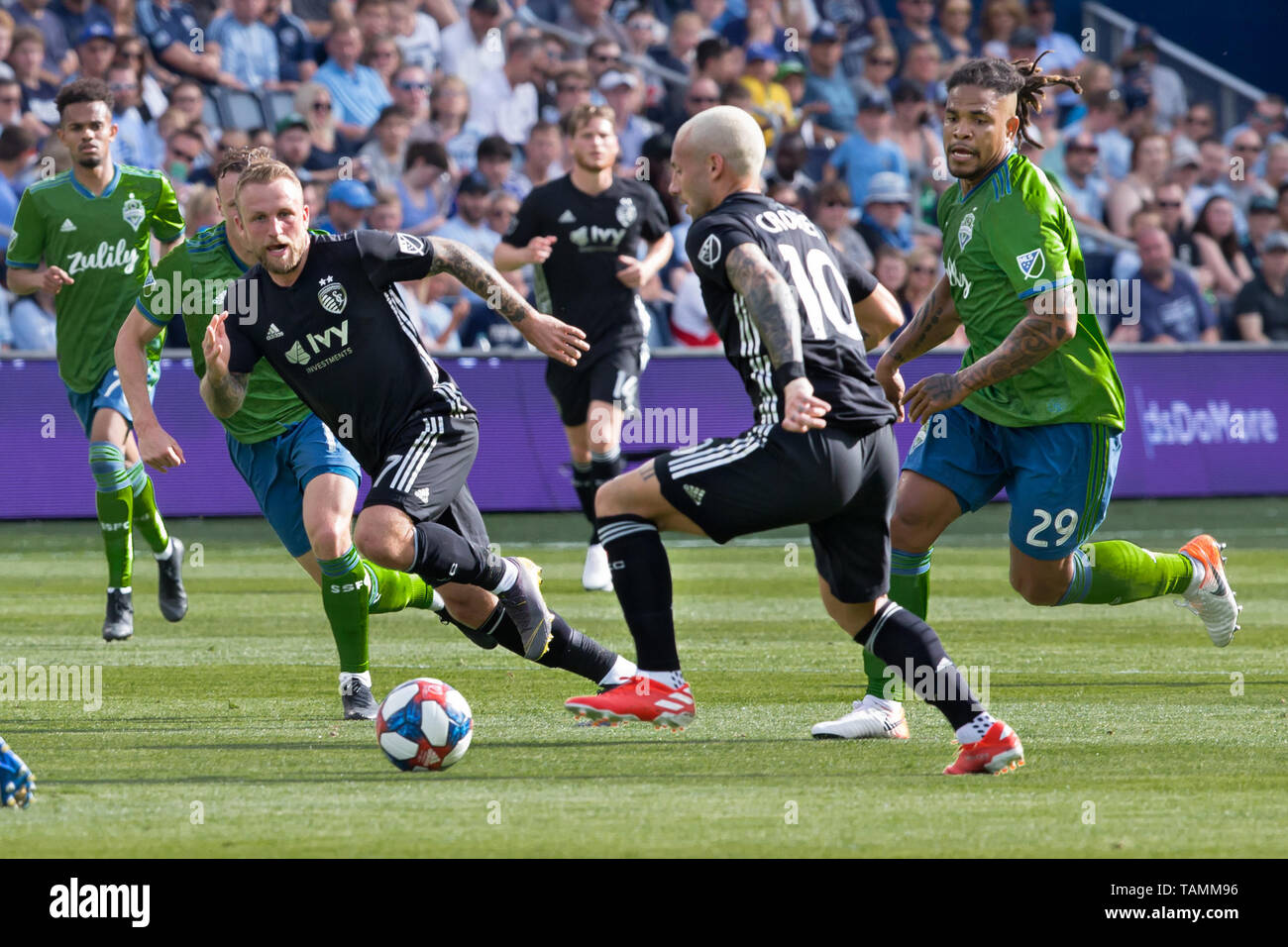 Kansas City, Kansas, USA. 25 mai, 2019. (Premier plan l-r) Sporting KC avant Johnny Russell # 7 et le milieu sportif KC/avant Yohan Croizet # 10 prendre l'offensive contre l'arrière-plan (l-r) le milieu de terrain Handwalla Seattle Sounders Bwana # 70, le milieu de terrain des Seattle Sounders Brad Smith # 11, et Seattle Sounders defender romà¡n Torres # 29 au cours de la première moitié du jeu. Credit : Serena L.Y. Hsu/ZUMA/Alamy Fil Live News Banque D'Images