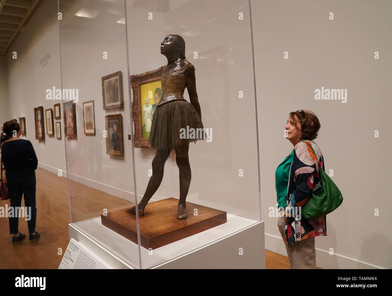 Washington, USA. 25 mai, 2019. Personnes visitent l'exposition "l'oeil impressionniste" au Philadelphia Museum of Art de Philadelphie, Pennsylvanie, États-Unis, le 25 mai 2019. Cette exposition réunit plus de 80 œuvres dans une variété de médias- Peinture, sculpture, estampes, dessins, pastels et- afin d'allumer les réalisations de certains des artistes les plus appréciés de l'histoire dont Claude Monet, Mary Cassatt, Vincent van Gogh. L'exposition durera jusqu'au 18 août. Credit : Liu Jie/Xinhua/Alamy Live News Banque D'Images