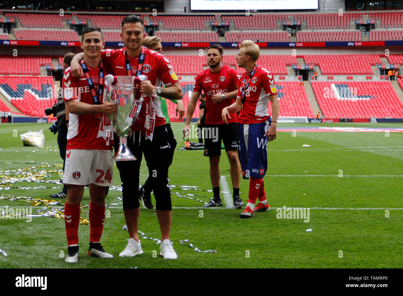 Londres, Royaume-Uni. 26 mai, 2019. Josh Cullen de Charlton Athletic et coéquipier posent avec le trophée au cours de l'EFL Sky Bet 1 Play-Off ligue match final entre Charlton Athletic et Sunderland au stade de Wembley, Londres, Angleterre le 26 mai 2019. Photo par Carlton Myrie. Usage éditorial uniquement, licence requise pour un usage commercial. Aucune utilisation de pari, de jeux ou d'un seul club/ligue/dvd publications. Credit : UK Sports Photos Ltd/Alamy Live News Banque D'Images
