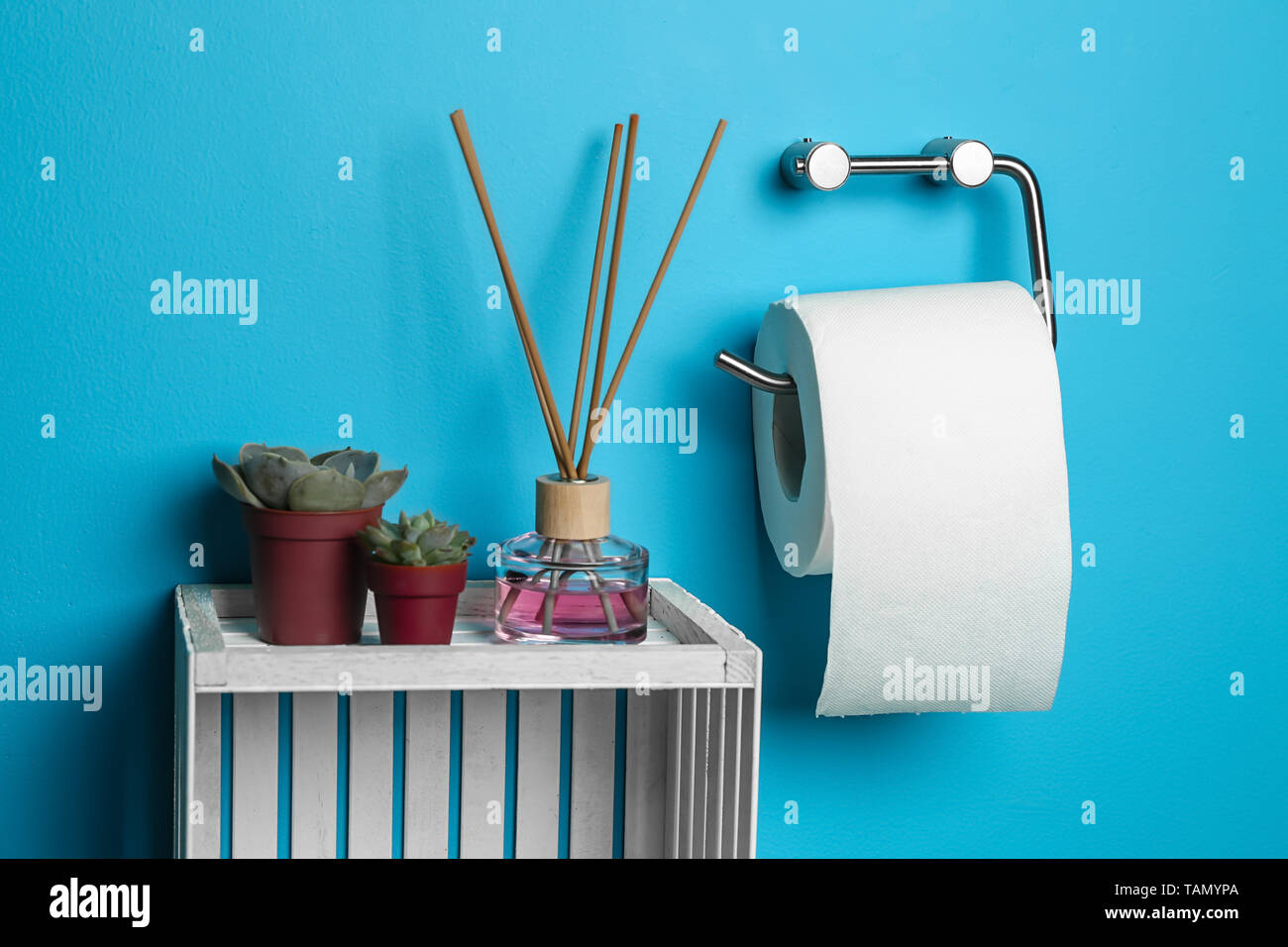 Rouleau de papier toilette accroché sur la couleur mur avec diffuseur en w.c  Photo Stock - Alamy
