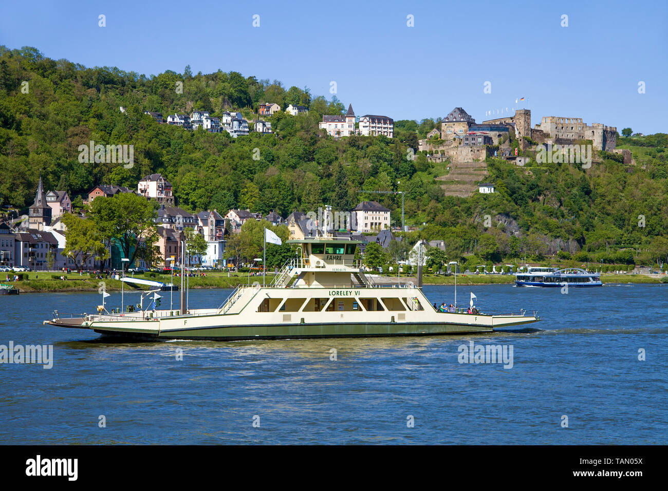 Car-ferry Lorelei VI de Sankt Goar à St Goarshausen, au-dessus du château de Rheinfels, Vallée du Haut-Rhin moyen, Rhénanie-Palatinat, Allemagne Banque D'Images