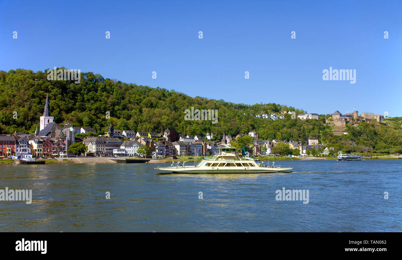 Car-ferry Lorelei VI de Sankt Goar à St Goarshausen, au-dessus du château de Rheinfels, Vallée du Haut-Rhin moyen, Rhénanie-Palatinat, Allemagne Banque D'Images