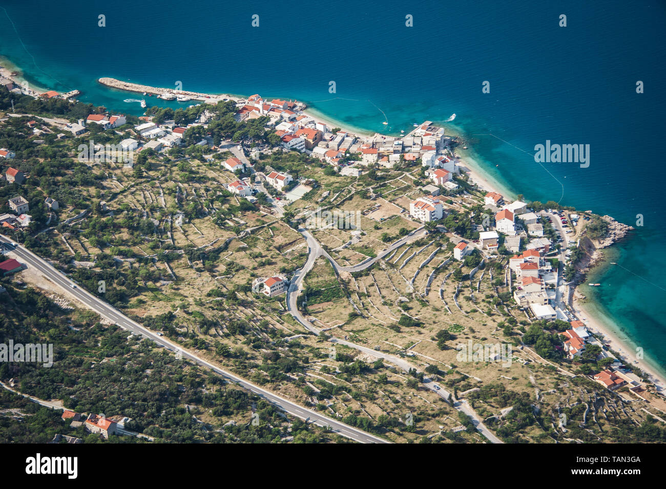 Une vue aérienne du village de Drasnice situé sur la Riviera de Makarska, Croatie Banque D'Images