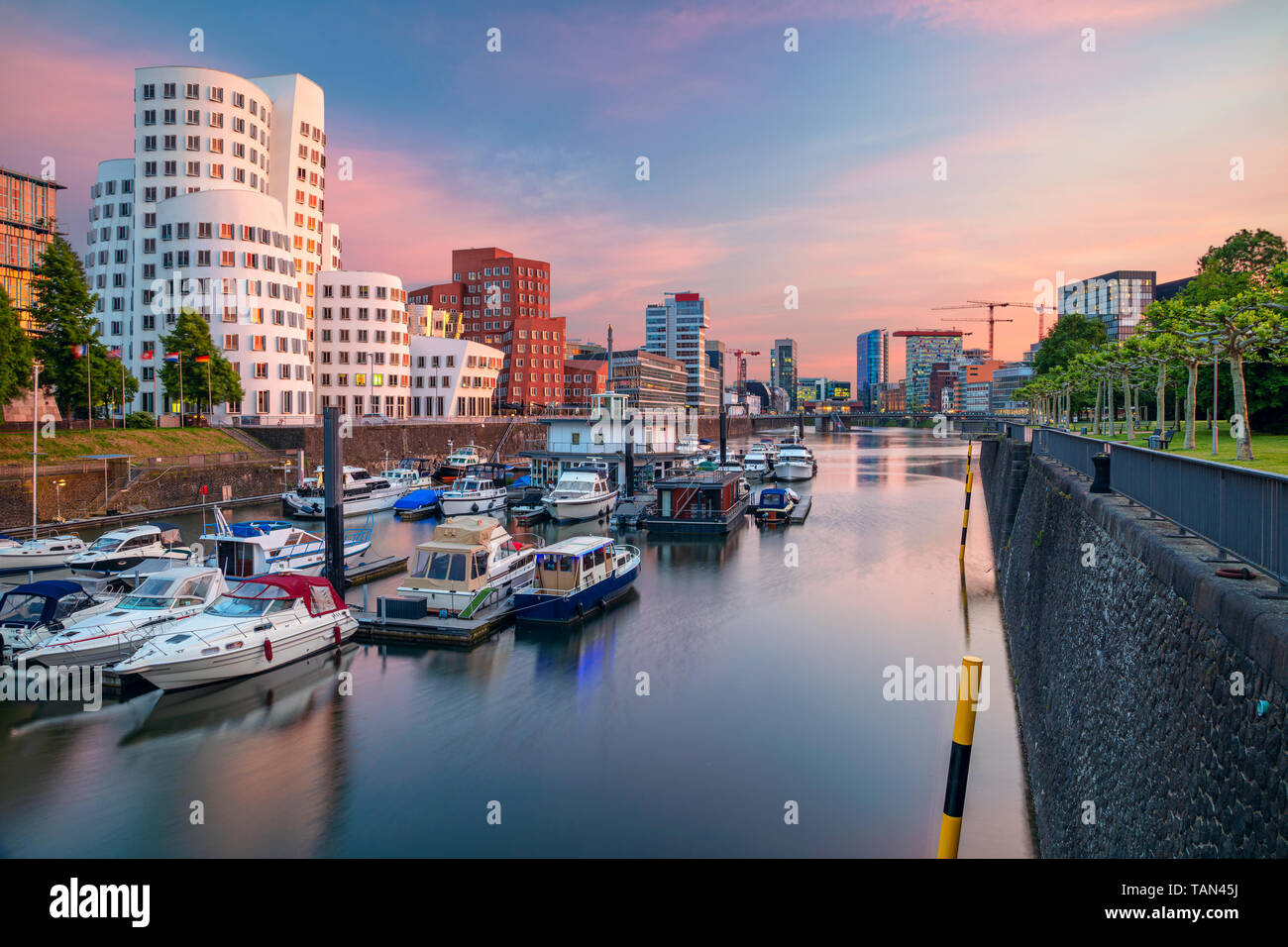 Düsseldorf, Allemagne. Image de paysage urbain de Düsseldorf, Allemagne avec le port des médias et le reflet de la ville dans le Rhin, au coucher du soleil. Banque D'Images