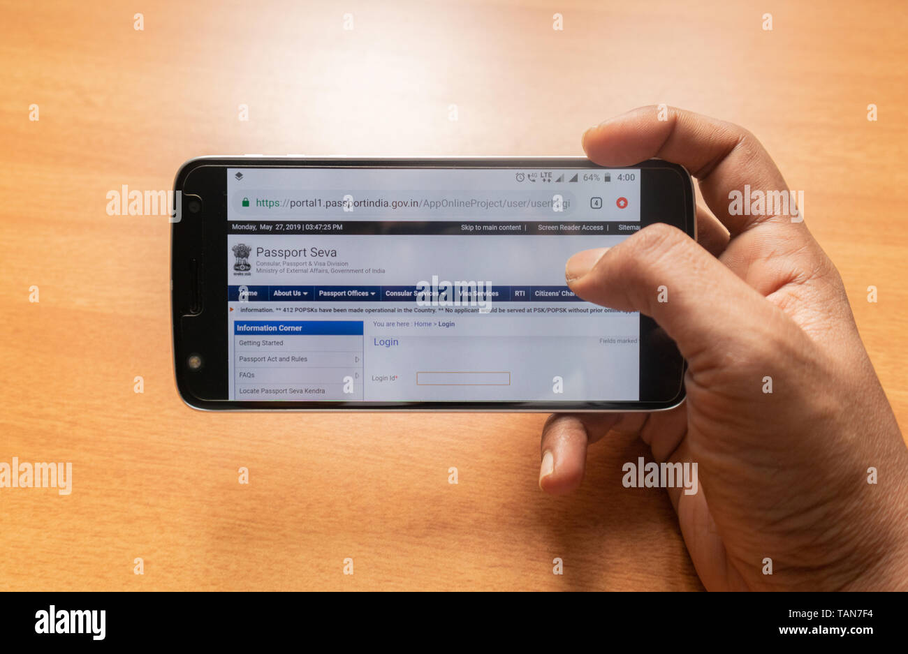 Maski, Inde,27 Mai 2019:Concept de l'application en ligne à l'aide d'un passeport indien téléphone mobile. Banque D'Images