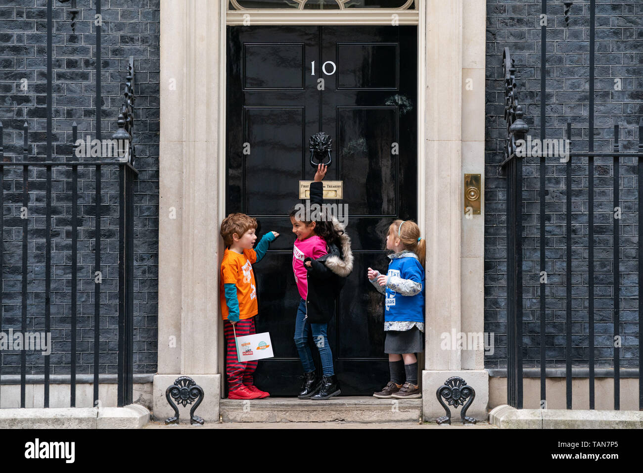 Les enfants d'âge préscolaire Patel (Safa) haut rose, Alex Harrison (orange en haut) et Isla Tart (bleu en haut) proposer une pétition à la signature 65 000 10 Downing Street appelant à un arrêt de l'essai des plans pour quatre ans lorsqu'ils commencent l'école. La protestation a été organisée par plus d'un score, l'alliance des parents, des enseignants, des chefs et des experts en éducation, travailler ensemble pour demander des changements à la politique du gouvernement sur les tests normalisés. Ils soulignent que, depuis 2020, les élèves seront confrontés à des tests normalisés en réception, année 1, année 2, année 4 et année 6. Doté d''atmosphère : où : Londres, Royaume-Uni W Banque D'Images