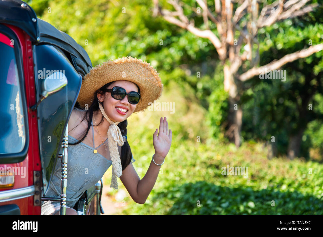 Happy female tourist dans un tuk tuk sur Voyage Asie Banque D'Images