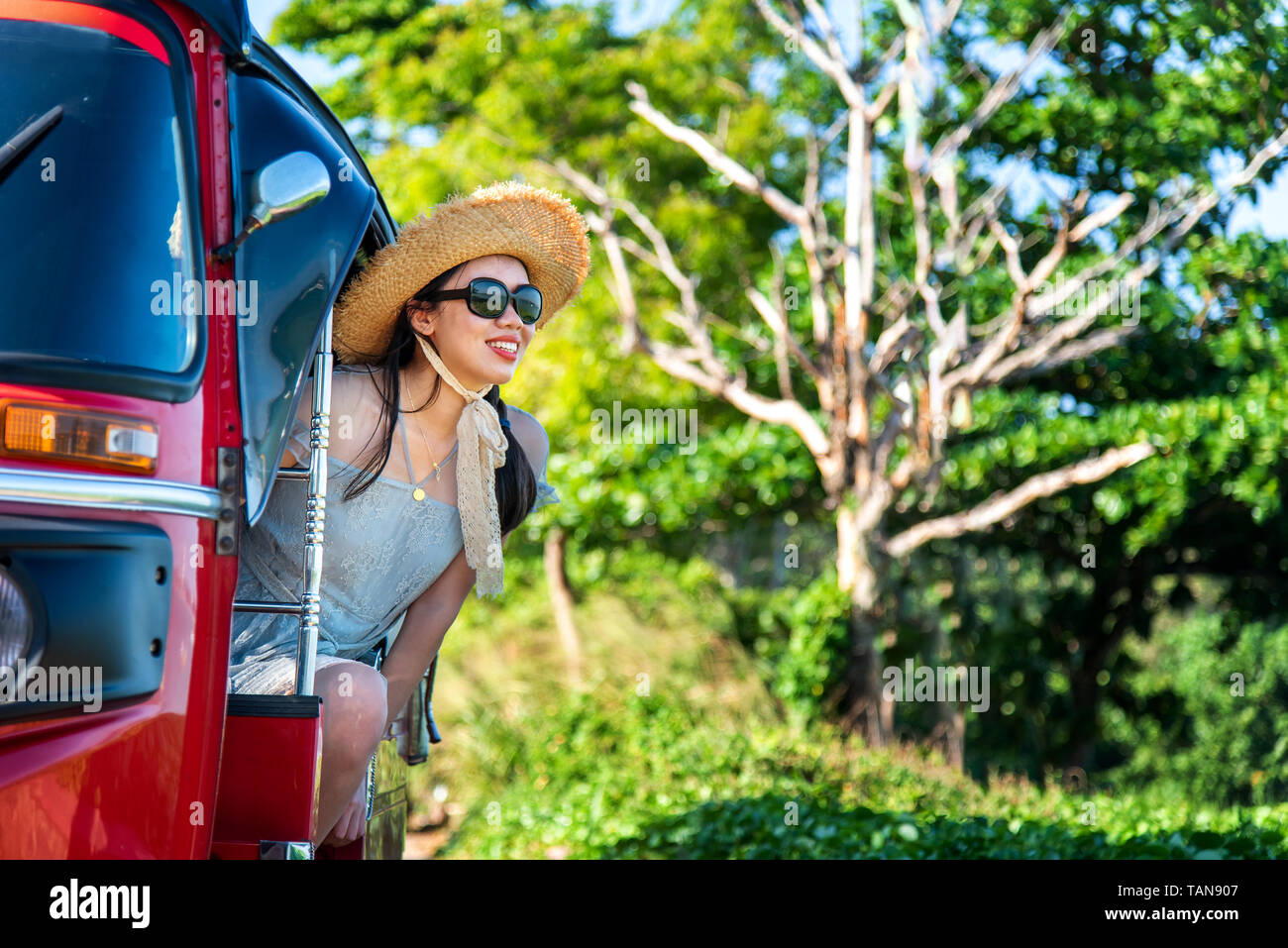 Happy female tourist dans un tuk tuk sur Voyage Asie Banque D'Images