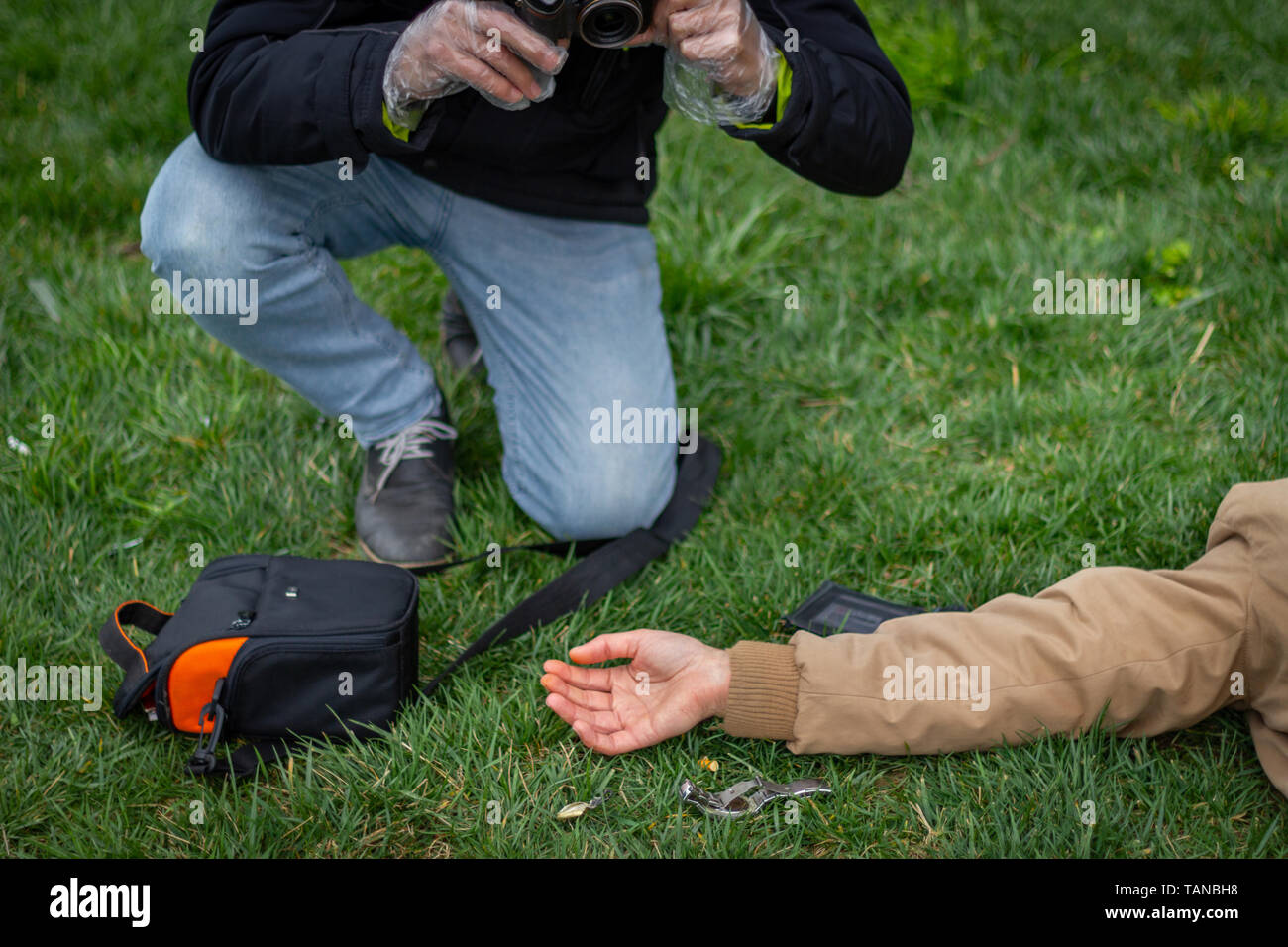 Détective de la police la collecte de preuves à crime scene Banque D'Images