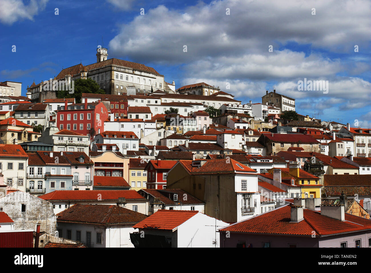 Panorama de la ville de Coimbra, ancienne capitale médiévale du Portugal. Voir de vieux toits colorés et maisons et clocher de l'université campus avec plus de blue Banque D'Images