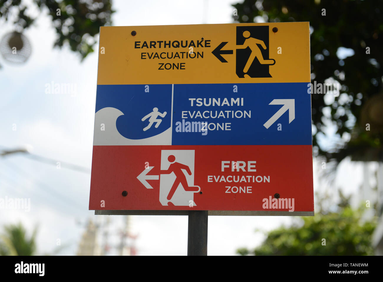 Un signe avec plans d'évacuation d'urgence dans la région de Kuta, Bali. Banque D'Images