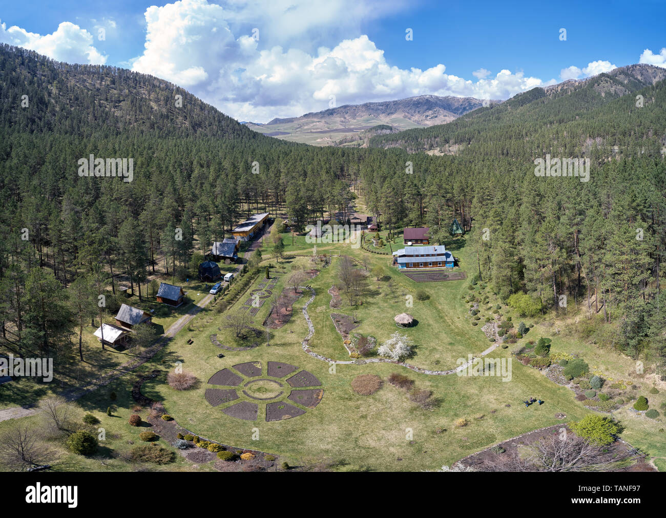 Drone bird's-eye panorama d'Gorno-Altai Jardin Botanique. La Russie, de l'Altaï Banque D'Images