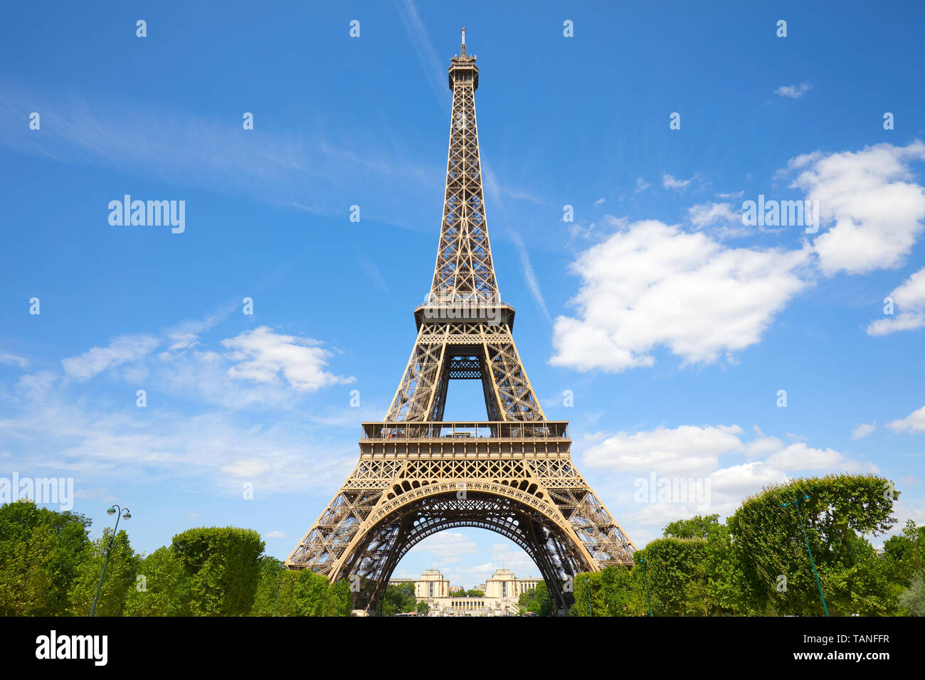 Tour Eiffel à Paris en une journée ensoleillée, ciel bleu en France Banque D'Images