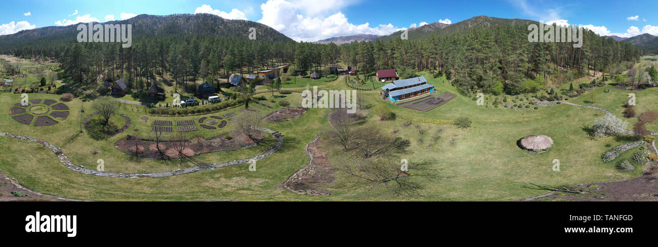 Drone bird's-eye panorama d'Gorno-Altai Jardin Botanique. La Russie, de l'Altaï Banque D'Images