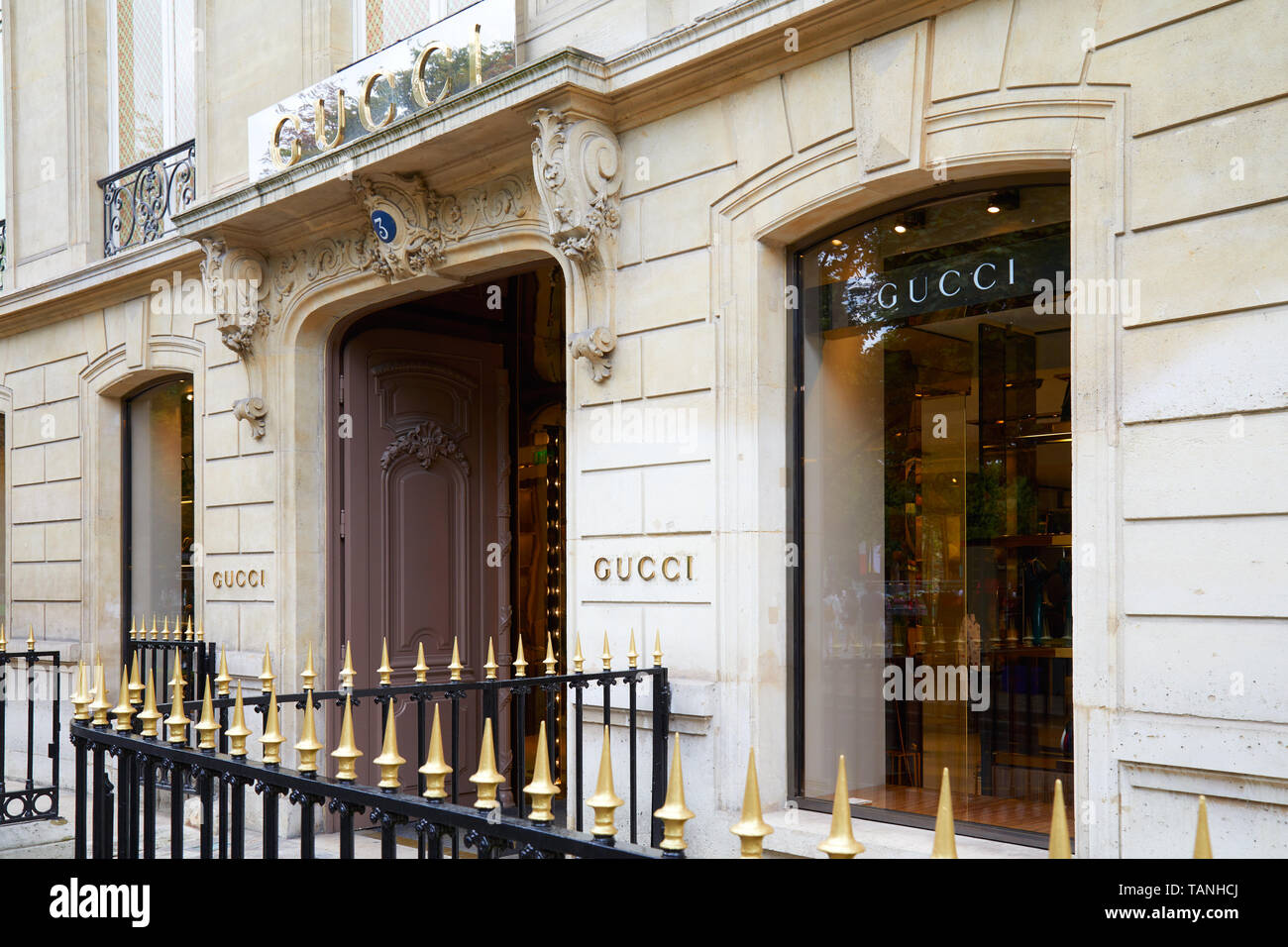 PARIS, FRANCE - 22 juillet 2017 : l'entrée du magasin de luxe de la mode  Gucci dans l'avenue Montaigne à Paris, France Photo Stock - Alamy