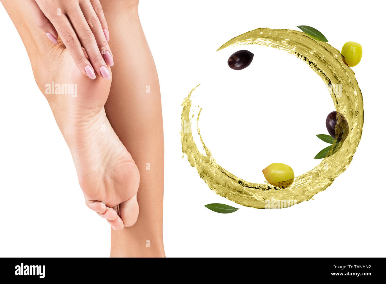 Faire circuler l'éclaboussure d'huile d'olive près de pieds femelles. Concept de Soin. Banque D'Images